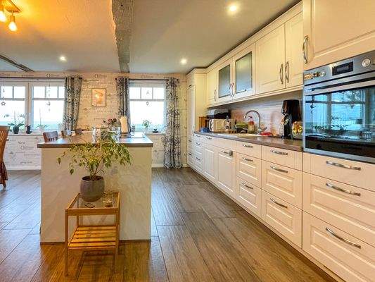 Moderne Landhausküche mit Kochinsel