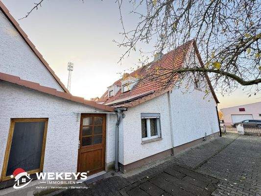 Hausansicht und Einfahrt