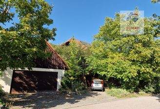 Schönes Haus mit Doppelgarage und Carport