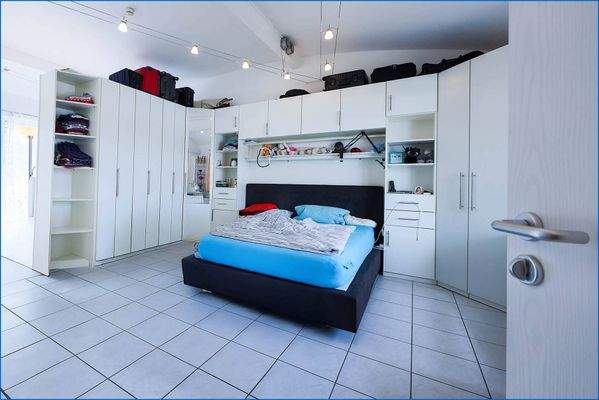 Dachgeschoss mit Schrankwand und Bett