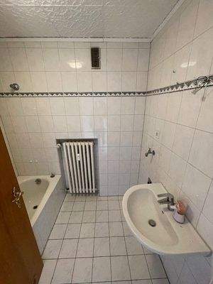 Helles Badezimmer mit Wanne