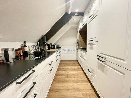 Küche mit sämtlichen E-Geräten inkludiert - Geschirrspülmaschine, Ofen, Flächeninduktions-Kochfeld mit integriertem Kochfeldabzug 