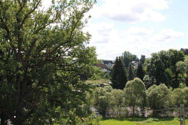 umgeben von Wald und Wanderwegen