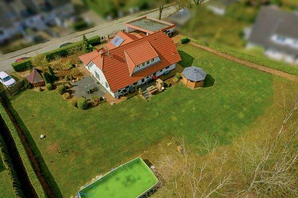 Gebäuderückseite mit Pool, Terrasse und Pavillon 
