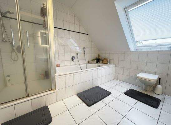 Bad mit Dusche und Wanne