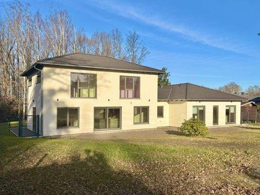 Vordere Gebäudeansicht