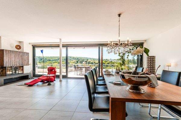 Wohn- und Essbereich mit Blick nach draußen