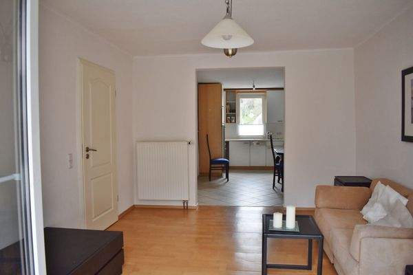 Wohnzimmer mit Durchbruch zur Küche