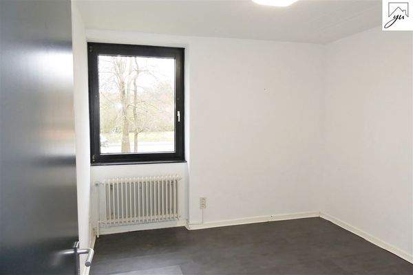 Zimmer II mit angrenzendem Badezimmer Bild I