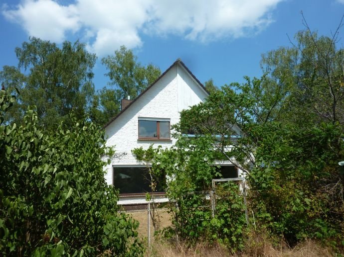 Beseeltes Einfamilienhaus mit Nebengelass in ruhiger Lage.