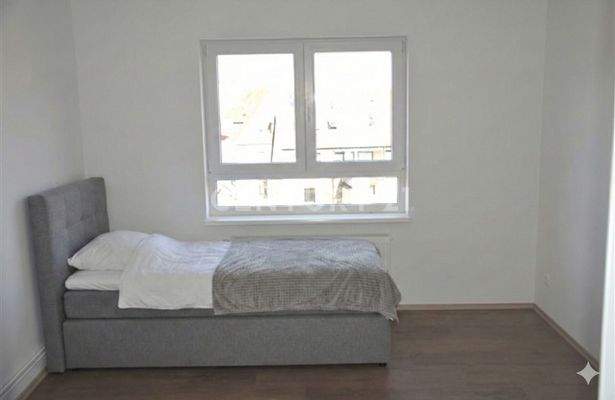 Schlafraum im DG, mit KI-möbliert