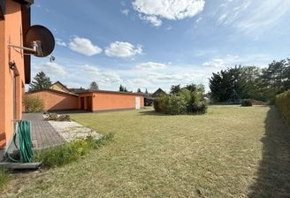 Blick über das weitläufige Grundstück