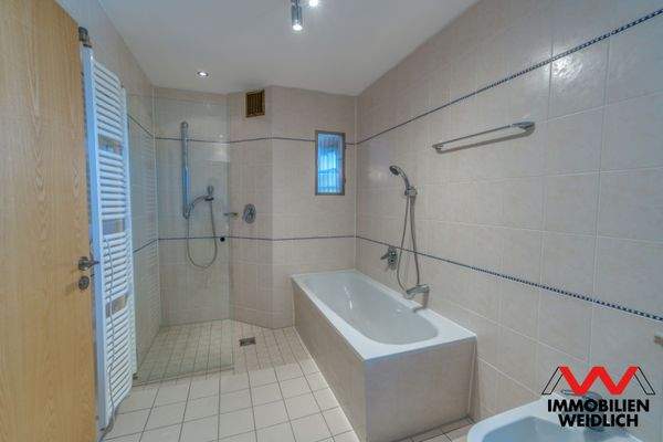 Bad mit Dusche und Wanne