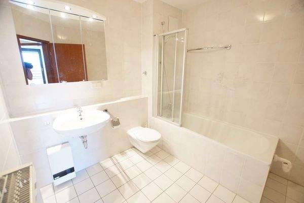 großes Bad mit Badewanne