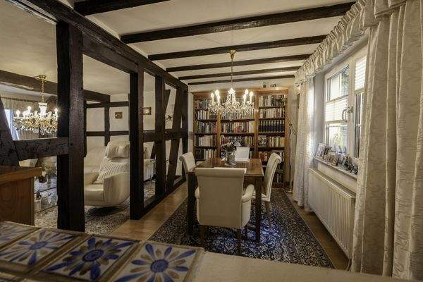 Esszimmer mit Bibliothek