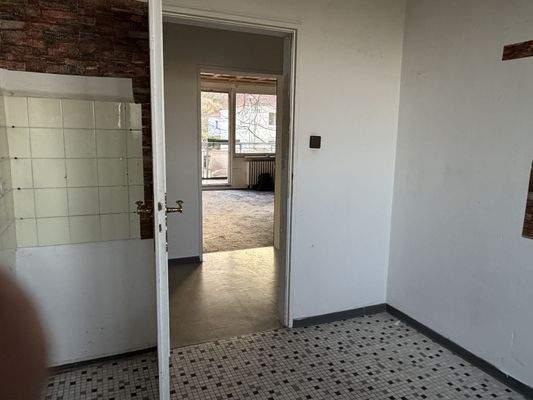 Blick von Küche in Wohnzimmer