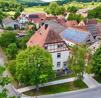 Das Anwesen mit Umgebung