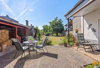 Blick von Terrasse in den Garten