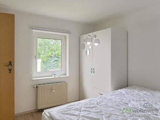 Blick zum Kleiderschrank