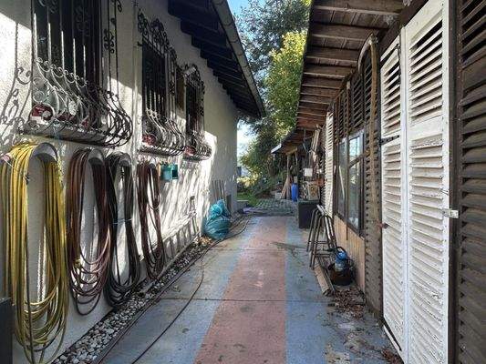 Rückseite mit kl. Nebengebäude