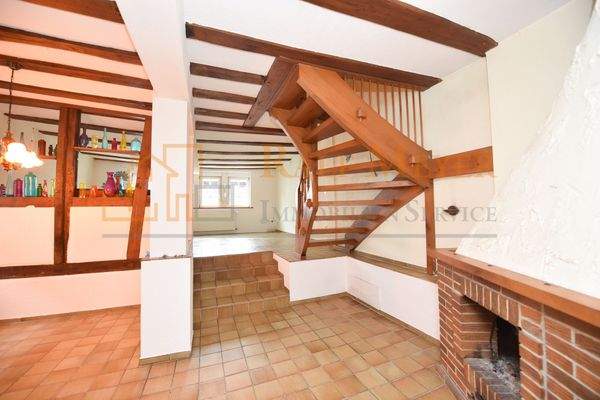 offener Wohn-Essbereich mit Kamin