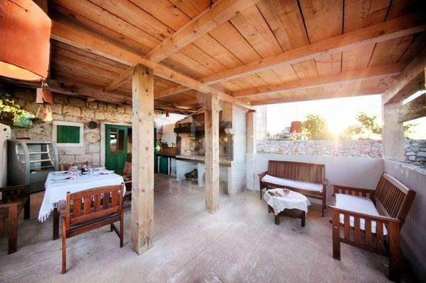 Ein schönes Steinhaus auf Vis mit Panoramameerblick