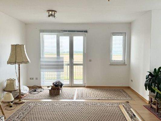 Wohnzimmer mit Balkon