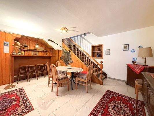 stilvolle Bar mit Essbereich