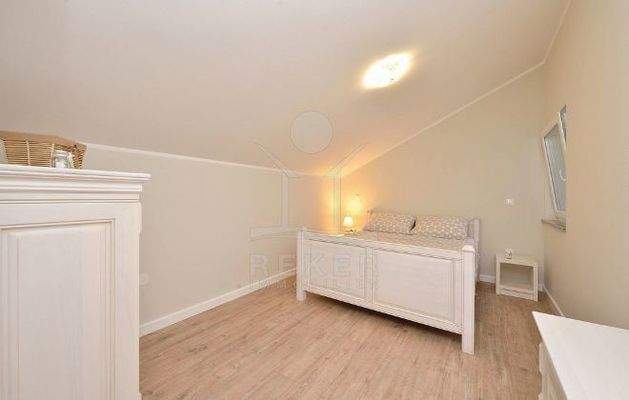 Das Zimmer ist trotz des Doppelbettes noch sehr geräumig