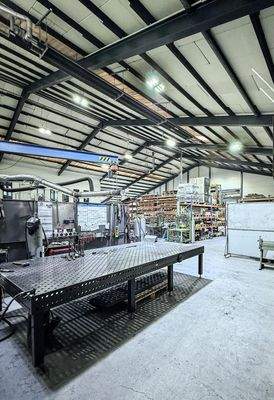 Produktionshalle mit Kranbahn und Arbeitsbereich