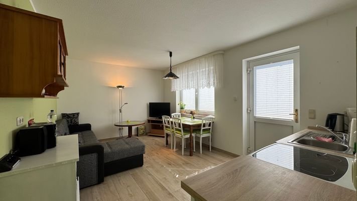 APARTEMENTWOHNUNG WOHNZIMMER MIT OFFENER KÜCHE
