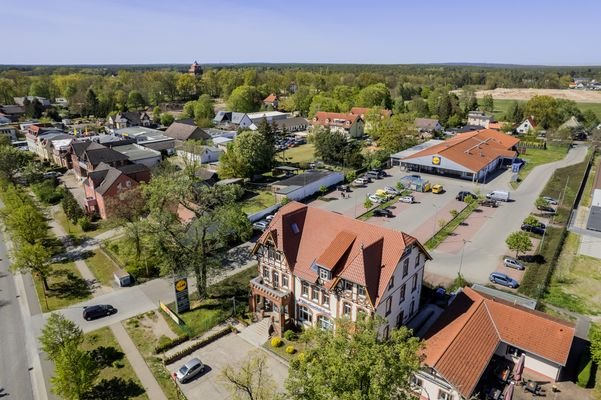  Aerial view of the property and the surrounding a