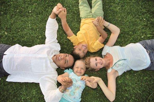 Familie,liegen,Gras.jpg