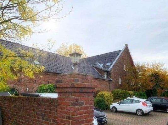 Hofeinfahrt mit Stellplätzen