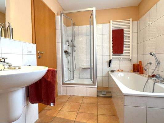 Bad mit Wanne und Dusche