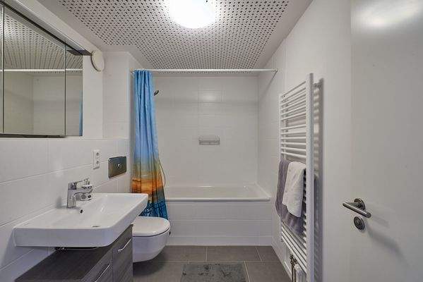 Modernes Bad mit Vakuumtoilette 