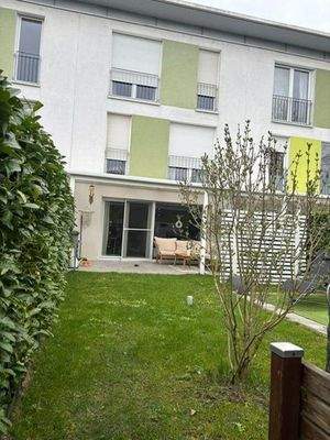 Blick vom Garten zum Haus