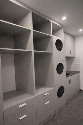 Waschküche mit Einbauschränken