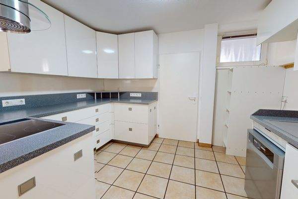 Moderne Einbauküche mit viel Stauraum