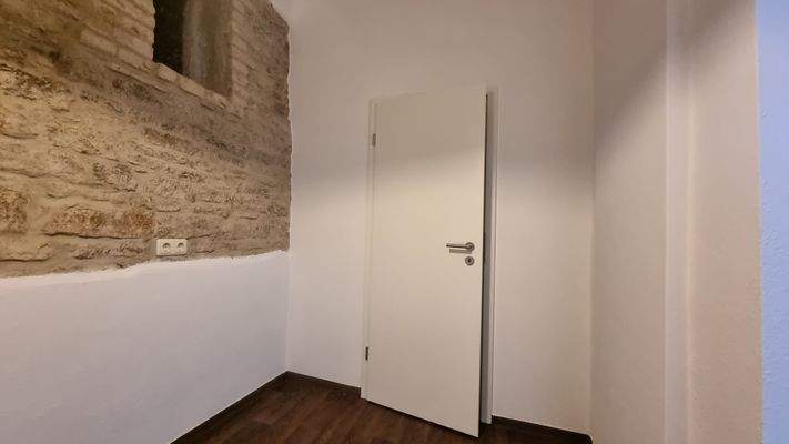 Küche mit Tür zum Abstellraum