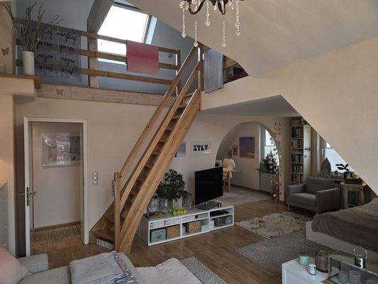 Wohnen und Treppe zum Giebel