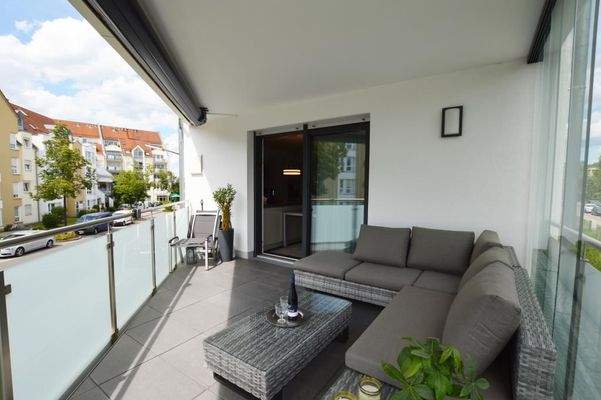 ...Markise und Verglasung