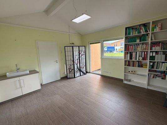 Zwischenbau: Praxis-, Besprechungs-, Chefzimmer