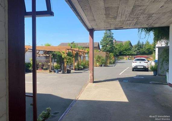 Durchfahrt zum Hof_li. MFH