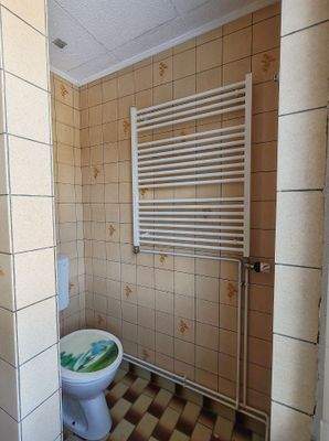 Abgeteilter WC-Bereich im Bad (OG)