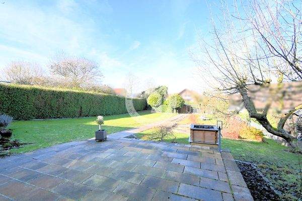 Der Blick vom Freisitz in den Garten