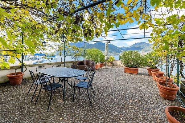 Terrasse mit Blick auf den See