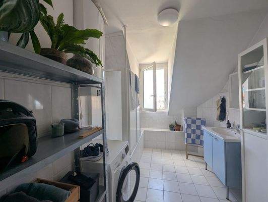 Tageslichtbad mit Badewanne