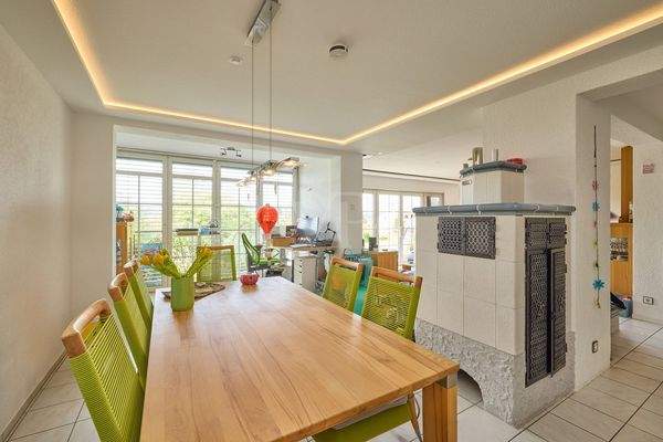 Essbereich mit Kachelofen