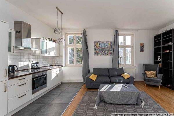 Wohnzimmer mit offener Küche